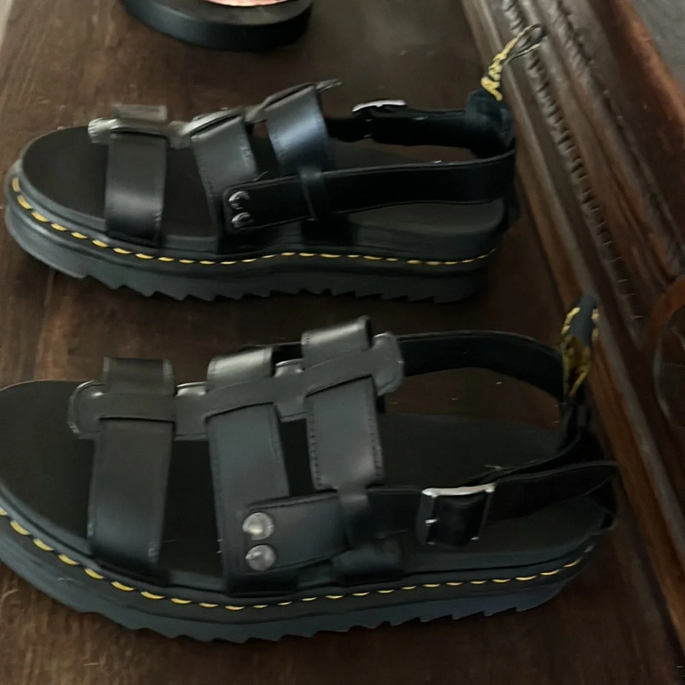 Dr. Martens Mens Size 12 Sandal Airwall with bouncing soles - Picture 2 of 4